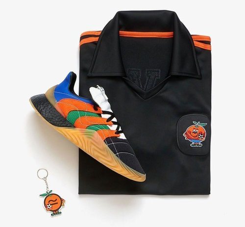 Zapatillas y polo de Adidas y Sivasdescalzo de la colección inspirada en el mundial del 82