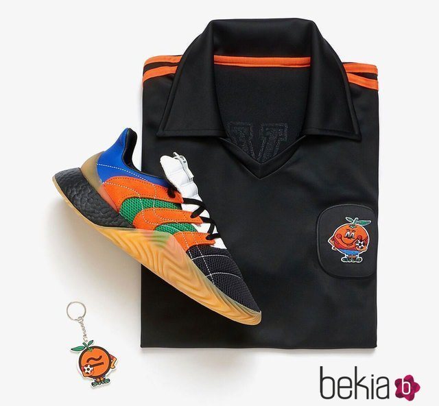 Zapatillas y polo de Adidas y Sivasdescalzo de la colección inspirada en el mundial del 82