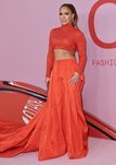 Jennifer Lopez con un conjunto monocolor en la alfombra roja de los CFDA Fashion Awards 2019