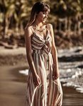 Aitana con vestido de rayas colección verano 2019 de Stradivarius