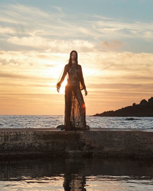 Vestido negro de la colección 'Ocean Breeze' de Alberta Ferretti