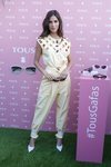 Sandra Gago amadrina la nueva colección de gafas de Tous con un look monocolor vainilla