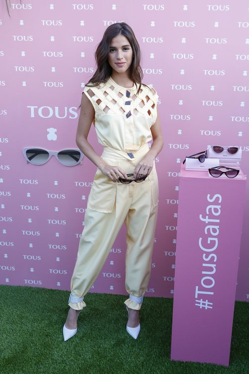 Sandra Gago amadrina la nueva colección de gafas de Tous con un look monocolor vainilla