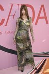 Barbara Palvin con un vestido estampado retro en los CFDA Fashion Awards 2019
