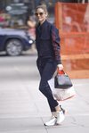 Olivia Palermo con conjunto cómodo en azul marino por las calles de Nueva York