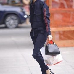 Olivia Palermo con conjunto cómodo en azul marino por las calles de Nueva York