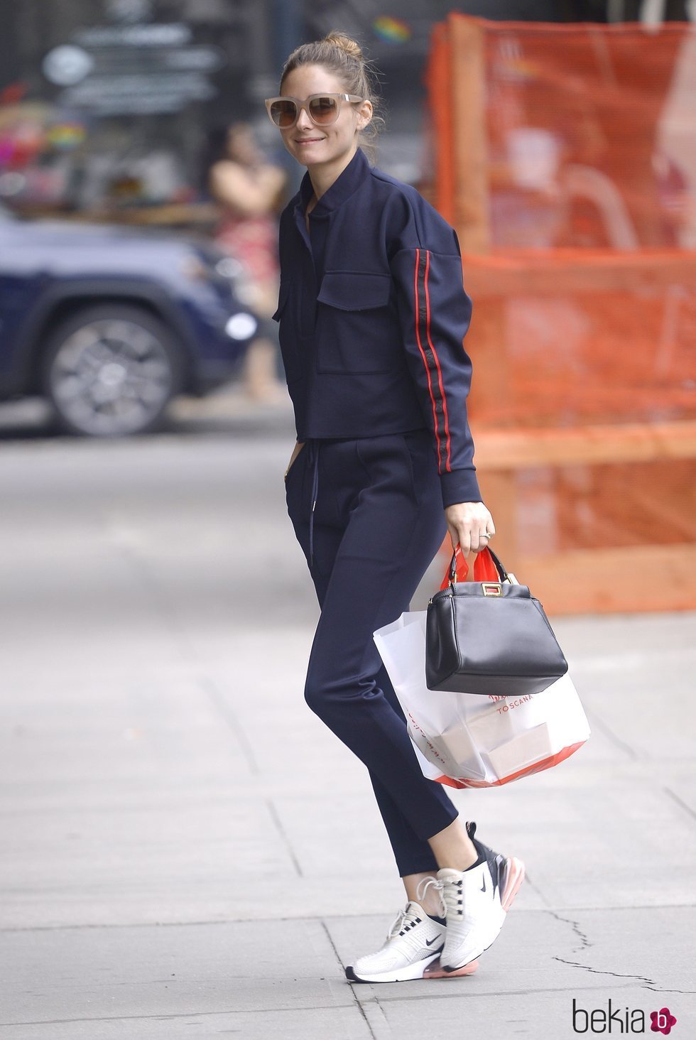 Olivia Palermo con conjunto cómodo en azul marino por las calles de Nueva York