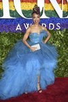 Camille A.Brown con vestido de tul en la alfombra roja de los Tony Awards 2019
