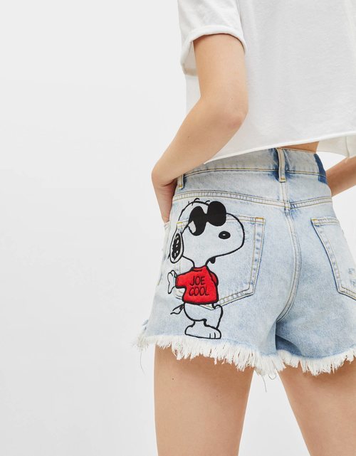 Shorts en denim pintados con Snoopy para la colección Bershka x Snoopy verano 2019