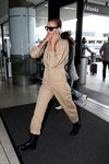 Irina Shayk con mono cargo color arena en Los Ángeles