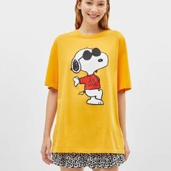Camiseta de manga corta y estampado de Snoopy para la colección Bershka x Snoopy verano 2019