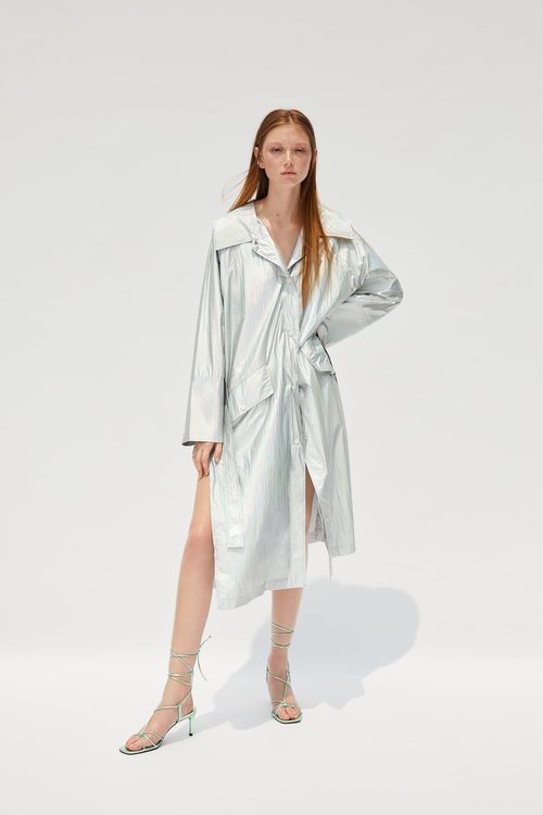 Trench metalizado de la colección 'Now Becoming Then' de Zara