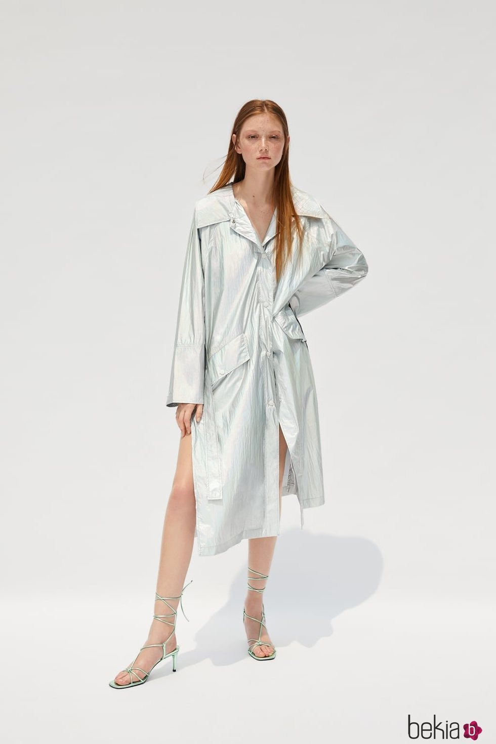 Trench metalizado de la colección 'Now Becoming Then' de Zara