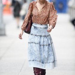 Katie Holmes con falda vaquera midi y blusa estampada en Nueva York