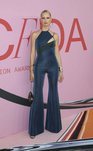 Karolina Kurkova con un mono azul de Tommy Hilfiger en los CFDA Fashion Awards 2019
