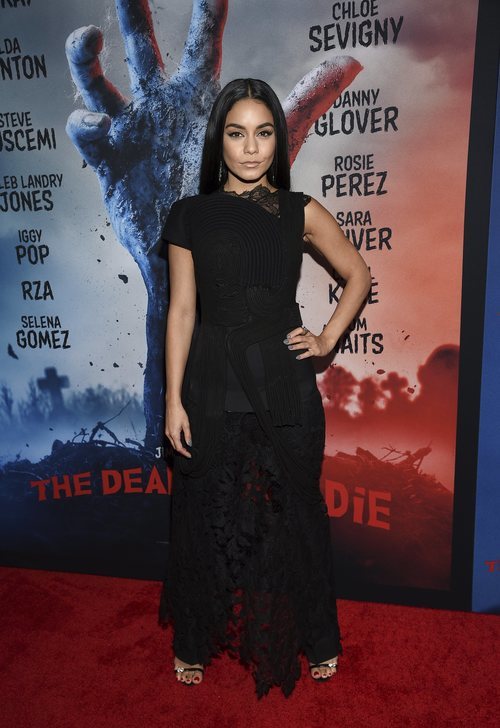 Vanessa Hudgens con conjunto de pantalón y cuerpo en la premier de 'The Dead Don't Die'