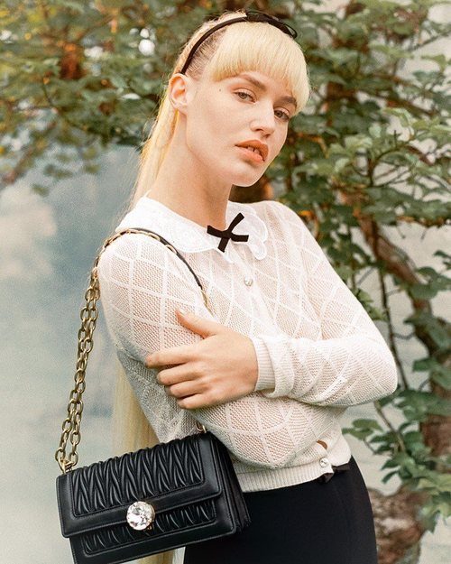 Chaqueta de punto y bolso para la colección de Miu Miu 2019, 'Ceremony'
