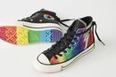 Zapatillas negras y bandera del orgullo gay de la colección 'Pride 2019' de Converse