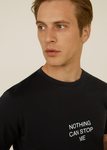 Camiseta negra con texto estampado de Mango Man para apoyar la lucha contra el cáncer de próstata