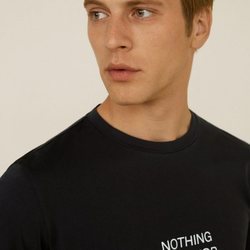 Camiseta negra con texto estampado de Mango Man para apoyar la lucha contra el cáncer de próstata