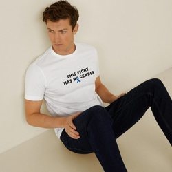 Camiseta blanca con texto de la nueva colección de Mango Man para ayudar a luchar contra el cáncer de próstata