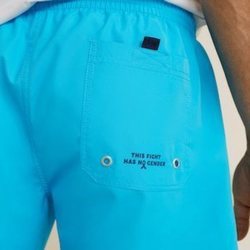 Bañador azul con texto positivo en la parte trasera de Mango Man para ayudar a la lucha contra el cáncer de próstata