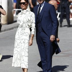 Victoria Becham con un vestido de su propia marca en la boda de Pilar Rubio y Sergio Ramos