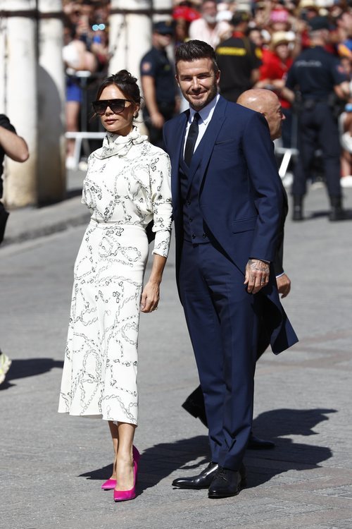 Victoria Becham con un vestido de su propia marca en la boda de Pilar Rubio y Sergio Ramos