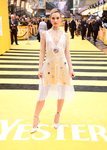 Lily James con un diseño romántico de Burberry en la premiere de 'Yesterday'