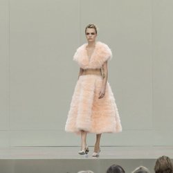 Cara Delevigne en el homenaje por la muerte del Kaiser