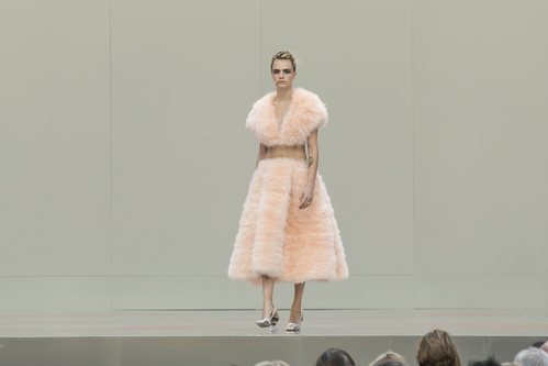 Cara Delevigne en el homenaje por la muerte del Kaiser