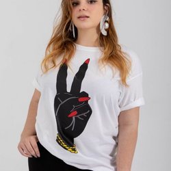 Camiseta 'Victory Hand Sweatshirt' de la nueva línea 'curvy' de María Escoté
