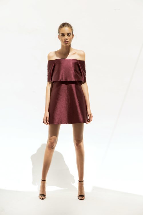 Mini vestido burdeos brillante en palabra de honor de la nueva colección de 'Shopie et Voilà'