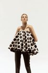 Top de palabra de honor blanco con estampado de lunares negros y mucho volumen de la nueva colección de 'Shopie et Voilà'