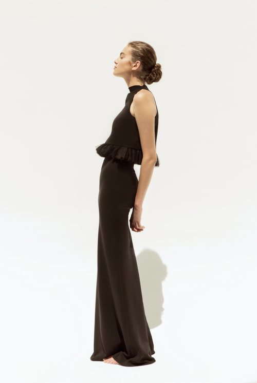 Vestido negro largo con efecto de dos piezas por los volantes de la cintura de la nueva colección de 'Shopie et Voilà'