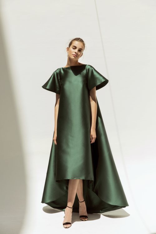 Vestido verde brillante asimétrico de la nueva colección nupcial de 'Shopie et Voilà'
