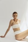 Ropa interior femenina en blanco crudo de la nueva colección nupcial de 'Shopie et Voilà'