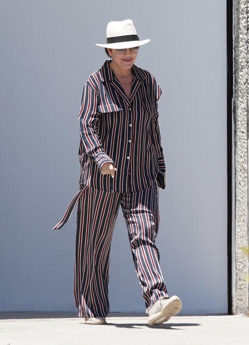 Kris Jenner pasea en familia con la tendencia del momento