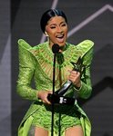 Cardi B recogiendo el premio de artista del año