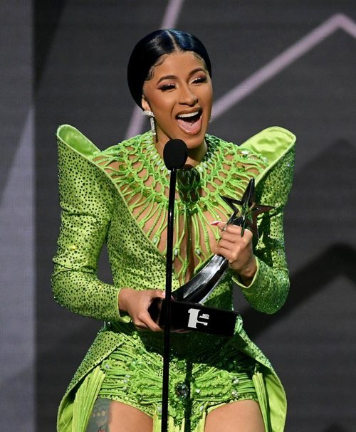 Cardi B recogiendo el premio de artista del año