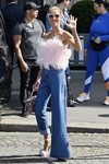 Céline Dion luce espectacular con un top de plumas de Attico