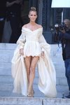 Céline Dion con un mini vestido crudo en la Fashion Week de París