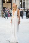 Gwyneth Paltrow con vestido blanco plisado de Valentino en la Fashion Week de París