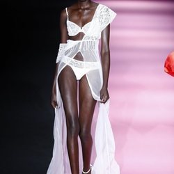 Lencería y batines con entramado en el desfile de Andrés Sardá primavera/verano 2020 en la MBFWMadrid julio 2019
