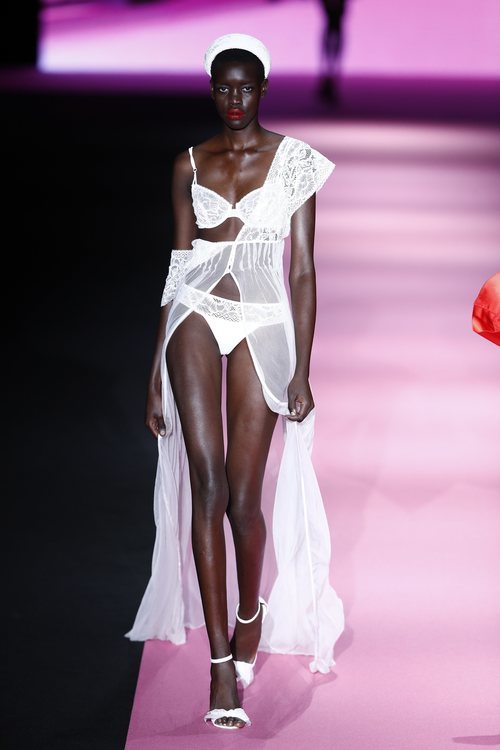 Lencería y batines con entramado en el desfile de Andrés Sardá primavera/verano 2020 en la MBFWMadrid julio 2019