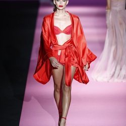 El rojo se convierte en el color protagonista en la colección de Andrés Sardá primavera/verano 2020 en la MBFWMadrid julio 2019