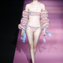 Mangas abollonadas y mezcla de texturas en el desfile de Andrés Sarda primavera/verano 2020 en la MBFWMadrid julio 2019