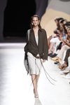 Conjunto en lino con inspiración amazónica de la colección primavera/verano 2020 de Ángel Schlesser en la MBFWMadrid julio 2019