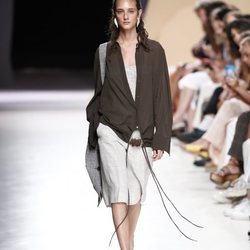 Conjunto en lino con inspiración amazónica de la colección primavera/verano 2020 de Ángel Schlesser en la MBFWMadrid julio 2019