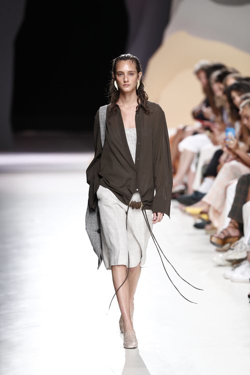 Conjunto en lino con inspiración amazónica de la colección primavera/verano 2020 de Ángel Schlesser en la MBFWMadrid julio 2019